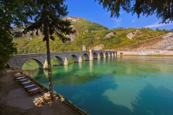 Uno scorcio del ponte Mehmed Pasa Sokolovic a Visegrad, Bosnia e Erzegovina. Ha carreggiata di 4 metri, poggia su 11 arcate e ed è lungo 179 metri.
