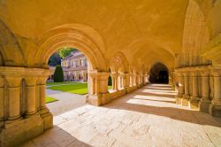 Uno scorcio del porticato interno dell'abbazia di Fontenay, Montbard (Francia). Siamo nel dipartimento della Cote-d'-Or  - © andre quinou / Shutterstock.com