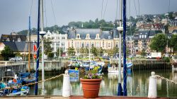 Uno scorcio del porticciolo di Deauville, Normandia (Francia), con un vaso in primo piano.
