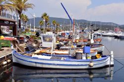 Uno scorcio del porto di Cavalaire-sur-Mer, Francia, in una giornata di sole.

