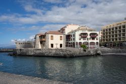 Uno scorcio del porto di Puerto de la Cruz con il Museo di Arte Contemporanea Eduardo Westendhal (MACEW) e il forte di Santa Barbara (Spagna) - © Hans C. Schrodter / Shutterstock.com