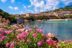 Uno scorcio del resort turistico di Porto Cervo, cittadina esclusiva della Cosa Smeralda in Sardegna - © ArtMediaFactory / Shutterstock.com