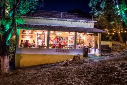 Uno scorcio del ristorante Cacimba by night sull'isola di Fernando de Noronha, Pernambuco, Brasile - © Diego Grandi / Shutterstock.com