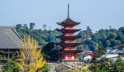 Uno scorcio del santuario di Itsukushima sull'isola di Miyajima, Chogoku (Giappone). E' inserito fra i tesori nazionali del paese oltre che nell'elenco dei patrimoni dell'umanità ...