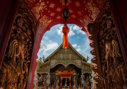 Uno scorcio del tempio Wat Ming Muang a Chiang Rai, Thailandia. Costruito nel 1262, è dedicato alla madre del re Mengrai che veniva spesso a  pregare qui. Il suo nome significa "di ...