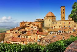 Uno scorcio del vecchio borgo di Volterra, provincia di Pisa, Toscana. Durante l'epoca medievale questa cittadina fu sede di un'importante signoria vescovile con giurisdizione su un ...