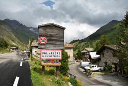 Uno scorcio del vecchio Comune di Val d'Isère, valle Tarentaise, Savoia (Francia) - © ELEPHOTOS / Shutterstock.com