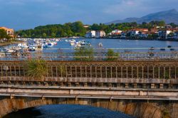 Uno scorcio del villaggio basco di Saint-Jean-de-Luz, Nuova Aquitania, Francia. Si trova nel dipartimento dei Pirenei Atlantici. 
