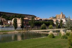 Uno scorcio del villaggio di Balaguer, nei pressi di Lerida, Catalogna. La città ha un suggestivo ponte gotico che attraversa il fiume Segre.
