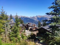 Uno scorcio del villaggio di Courchevel con le montagne sullo sfondo, Francia. Questa stazione di sport invernali si trova nel dipartimento della Savoia, nella valle della Tarantasia.
