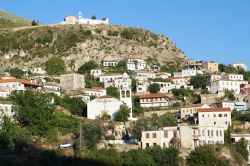 Uno scorcio del villaggio di Dhermi arroccato sulla costa sud dell'Albania