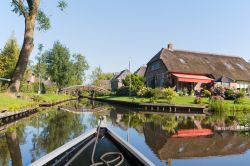 Uno scorcio del villaggio di Giethoorn, fra canali e ponti, nel territorio della Drenthe, Paesi Bassi. Conosciuto come la Venezia del Nord, questo paesino dell'Olanda è caratterizzato ...