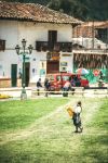 Uno scorcio del villaggio di Huaraz con abitanti locali, Perù. La cittadina è situata sull'altopiano Callejon de Huaylas ai piedi della Cordillera Blanca - © klublu / ...