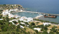 Uno scorcio del villaggio di Paloi sull'isola di Nisyros, Dodecaneso, Grecia. Questo grazioso borgo di pescatori è collegato al capoluogo Mandraki da un breve tratto di strada litoranea.

 ...