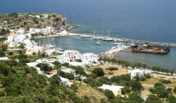 Uno scorcio del villaggio di Paloi sull'isola di Nisyros, Dodecaneso, Grecia. Questo grazioso borgo di pescatori è collegato al capoluogo Mandraki da un breve tratto di strada litoranea.

 ...