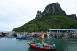 Uno scorcio del villaggio di pescatori di Prachuap Khiri Khan, Thailandia.  