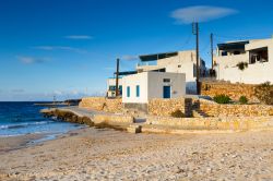 Uno scorcio del villaggio di Stavros sull'isola di Donoussa visto dalla spiaggia sabbiosa, Grecia.

