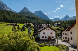 Uno scorcio del villaggio di Tarasp nella Bassa Engadina nel Canton dei Grigioni, Svizzera