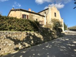 Uno scorcio del villaggio medievale di Rietine, frazione di Gaiole in Chianti, Toscana. Si trova in provincia di Siena sulle colline del Chianti con vigneti e ampie vallate - © DiegoMariottini ...