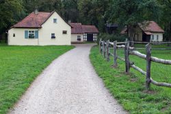 Uno scorcio del villaggio nella foresta a Schoenbusch, nei pressi di Aschaffenburg, Germania. Questo grazioso paesino ospita fra l'altro un bel castello circondato da un parco all'inglese.
 ...