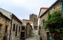 Uno scorcio del villaggio storico di Linhares da Beira, Portogallo. Sullo sfondo, il castello fortificato.

