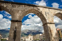 Uno scorcio dell'Acquedotto Svevo nel centro Storico di Sulmona in Abruzzo