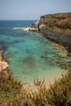 Uno scorcio della baia di San Tommaso con le scogliere nei pressi di Marsascala, Malta.

