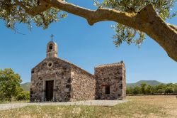 Uno scorcio della campagne di Marrubiu e la Chiesa di Santa Maria Suradili in Sardegna