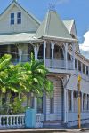 Uno scorcio della capitale Apia, Samoa. Si trova sulla costa settentrionale dell'isola di Opolu di cui è anche il porto principale.
