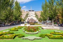 Uno scorcio della Cascade di Yerevan, la scalinata gigante della città armena - © saiko3p / Shutterstock.com