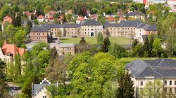 Uno scorcio della caserma di cavalleria nella città di Freiberg, Germania, vista dall'alto.
