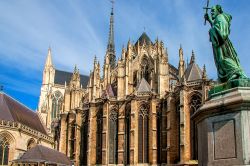Uno scorcio della cattedrale di Amiens, Francia. I lavori di costruzione vennero avviati nel 1220 iniziando dalla facciata principale in modo che fosse la prima a essere terminata (1236). Ad ...
