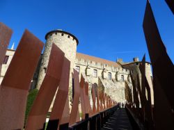 Uno scorcio della cattedrale di Narbonne, Occitania, Francia, vista dalla passarella.

