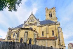 Uno scorcio della cattedrale di San Quirico e Santa Julitta nella città di Nevers, Francia.

