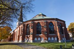 Uno scorcio della cattedrale di Vasteras in una giornata di sole, Svezia. In questo edificio religioso dai mattoni rossi è sepolto Erik XIV°, nato nel 1533 e morto nel 1577, secondo ...
