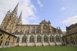 Uno scorcio della cattedrale gotica di Santa Maria con il chiostro a Bayonne (Francia).

