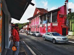 Uno scorcio della celebre Casa Rossa nel distretto degli affari a Johor Bahru, Malesia. Questo edificio ospita eventi artistici e culturali - © rizalfaridz71 / Shutterstock.com