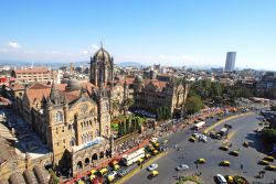 Uno scorcio della Chatrapati Shivaji Terminus di Mumbai, India, vista dall'alto. Costruito nel 1888, l'edificio è in stile neogotico-vittoriano con una fusione di elementi indiani ...