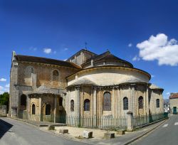 Uno scorcio della chiesa di Saint-Hilaire-Grand a Poitiers, Francia. Tappa del Cammino di Santiago di Compostela lungo la Via Turonensis, questa chiesa è patrimonio dell'umanità ...