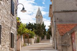 Uno scorcio della chiesa di San Giorgio a Primosten, Croazia, vista da una stradina. Costruita sul punto più alto di quella che un tempo era un'isola, questa chiesetta domina il paese.
 ...