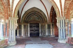 Uno scorcio della chiesa di Santa Maria a Lubecca, Germania. Costruita alla fine del XII° secolo, la Marienkirche accoglie al suo interno il più grande organo meccanico del mondo.

 ...