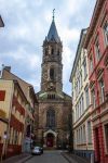 Uno scorcio della chiesa di Santa Sofia a Wuppertal, Germania. L'aspetto austero di questo edificio religioso in stile gotico è dominato dalla torre campanaria su cui si trova anche ...