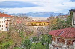 Uno scorcio della città di Bursa, Turchia. Sullo sfondo lo storico ponte di Irgandi. 

