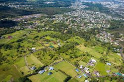 Uno scorcio della città di Hilo, Hawaii, durante un volo aereo. E' il più importante centro abitato dell'isola oltre che il secondo più popoloso dello stato con ...