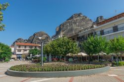 Uno scorcio della città di Kalambaka, Grecia. Sullo sfondo, le montagne di Meteora, sito turistico svelato ai viaggiatori grazie a un film di 007 con Roger Moore - © Multipedia / ...