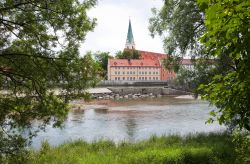 Uno scorcio della città di Kempten e del fiume Iller attraverso le fronde degli alberi, Germania.
