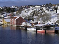 Uno scorcio della città di Kristiansund, Norvegia. Questa località sorge tra fiordi di blu intenso, montagne ripide e villaggi di pescatori dove regna una calma assoluta.
