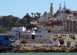 Uno scorcio della città di Larache, nord del Marocco. La storia di questo luogo nasce dalla presenza del grande fiume Oued Loukkos che, prima di sfociare nelle acque dell'Oceano Atlantico, ...