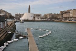 Uno scorcio della città di Le Havre, Normandia, con barche e il centro Vulcano (Francia). Opera dell'architetto brasiliano Oscar Niemeyer, questo spazio culturale risale al 1982. ...