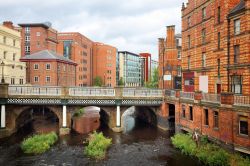 Uno scorcio della città di Sheffield con il fiume Don e le fabbriche, Yorkshire, Inghilterra.

